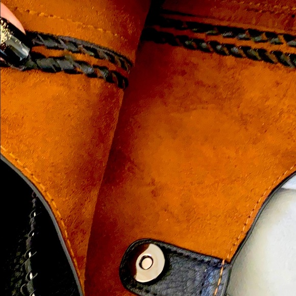 Brand New vegan tote chain strap & make up bag - Picture 4 of 7